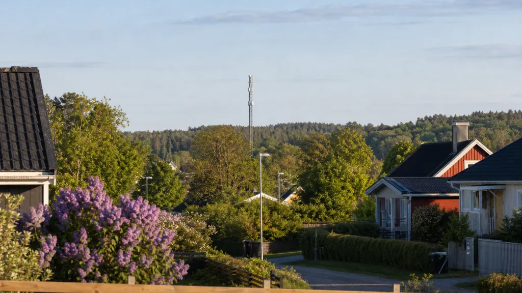 Villaområde med master i bakgrunden